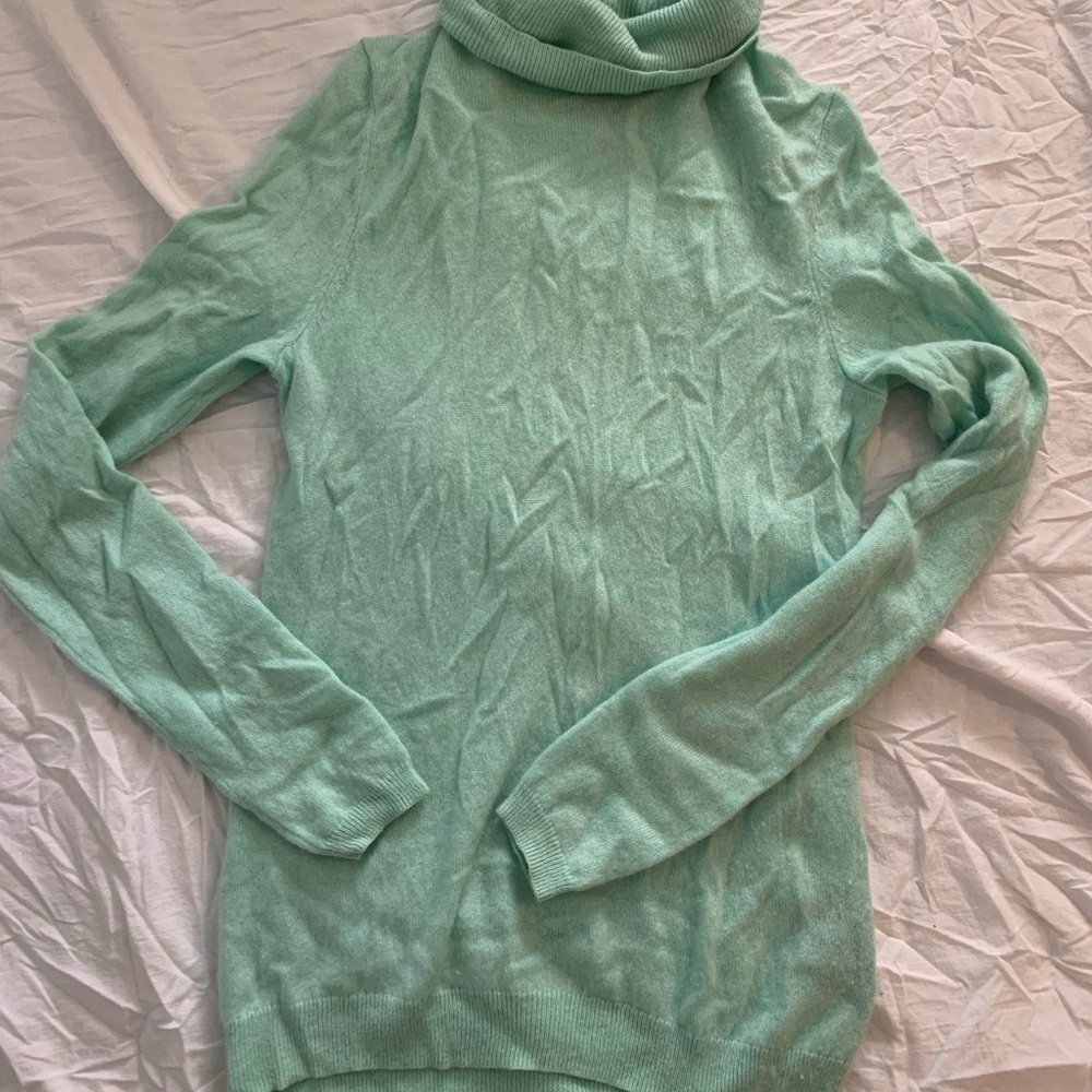 CASHMERE TURTLENECK